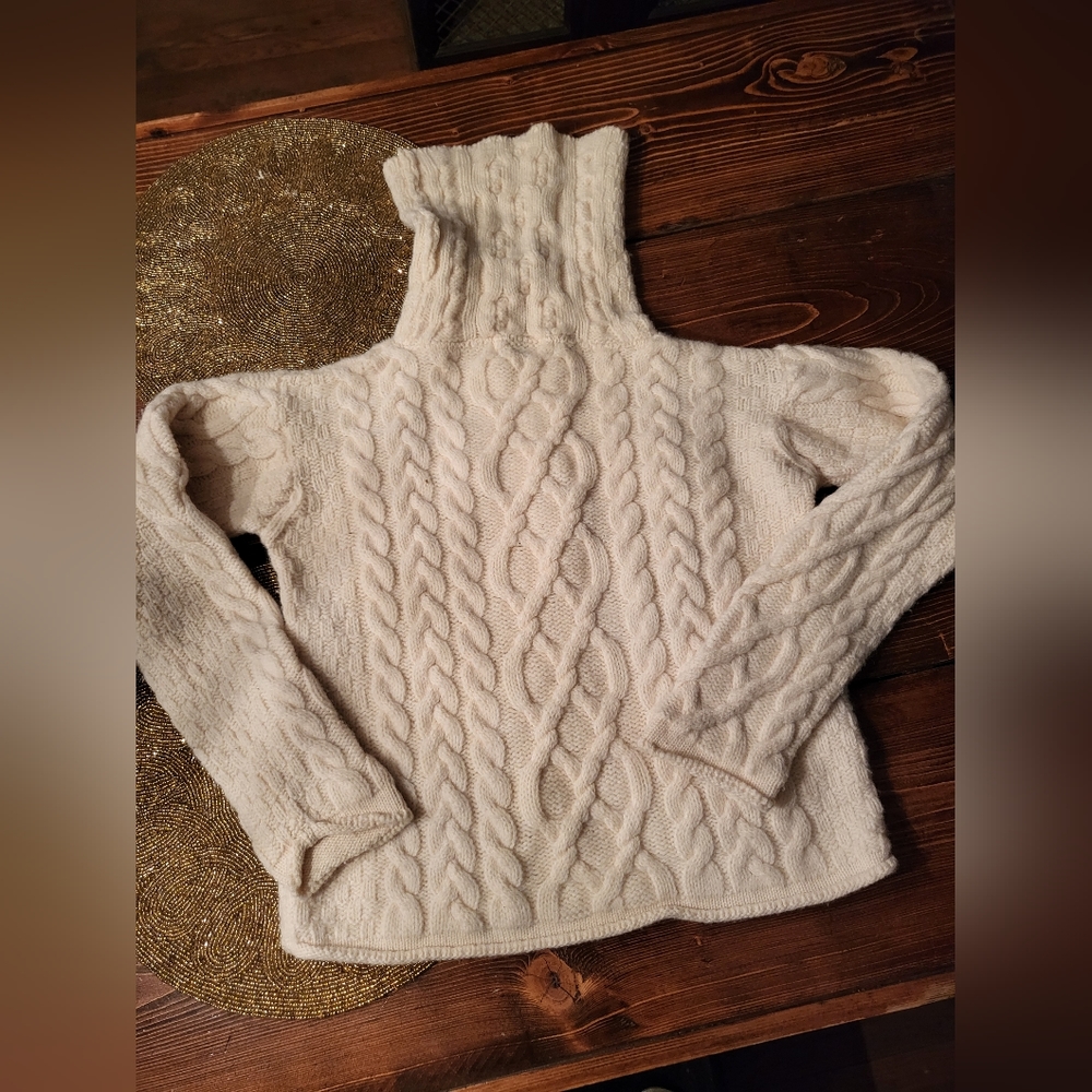 100% Wool Handcrafted Aran Irish SZ M Womans Sweater